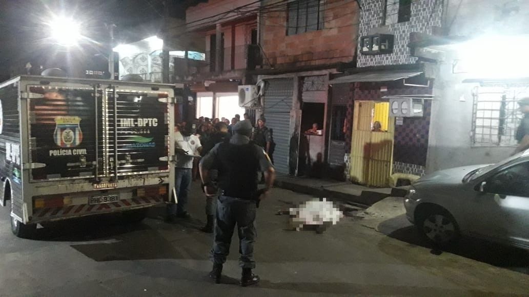 Integrantes de carro preto perseguem e executam homem com 14 tiros em Manaus