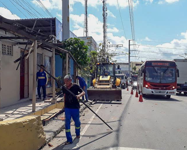 Prefeitura remove obstruções em calçadas e torna avenida acessível a cadeirantes em Manaus