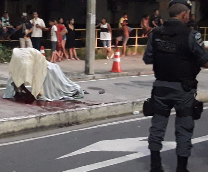 Criminoso desce de carro e executa homem com 4 tiros em calçada de Manaus