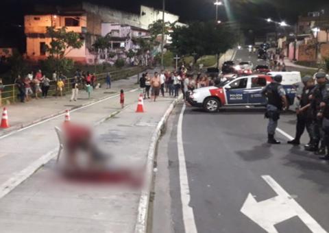 Criminoso desce de carro e executa homem com 4 tiros em calçada de Manaus