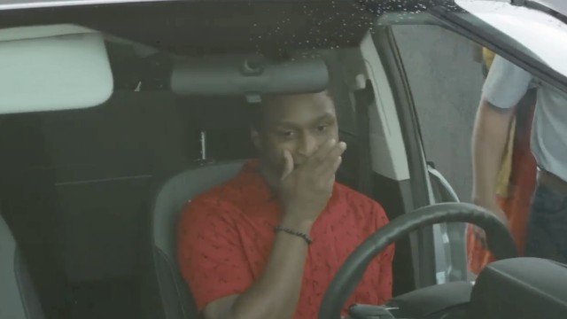 Jovem caminha por quatro horas para chegar ao trabalho e ganha carro do chefe