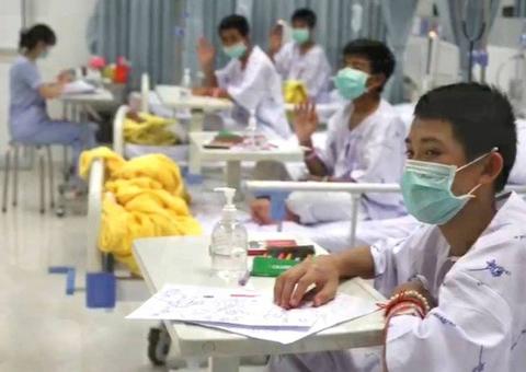 Meninos retirados de caverna na Tailândia recebem alta do hospital  