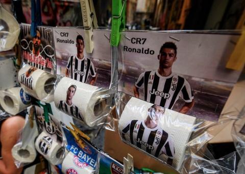 Rivalidade leva vendedores a estamparem rosto de CR7 em rolos de papel higiênico 