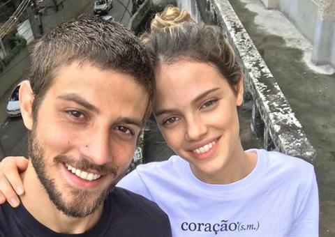 Cinco meses antes do casamento, Chay Suede e Laura Neiva terminam noivado