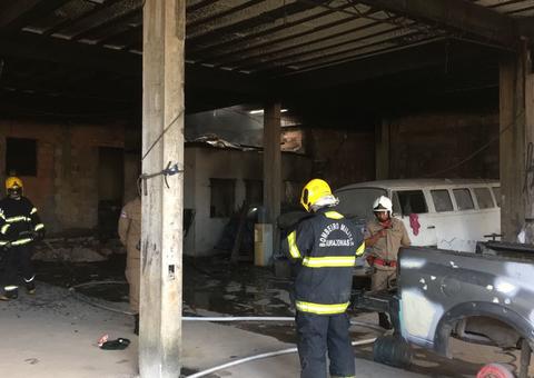 Incêndio destrói parte de oficina em Manaus 