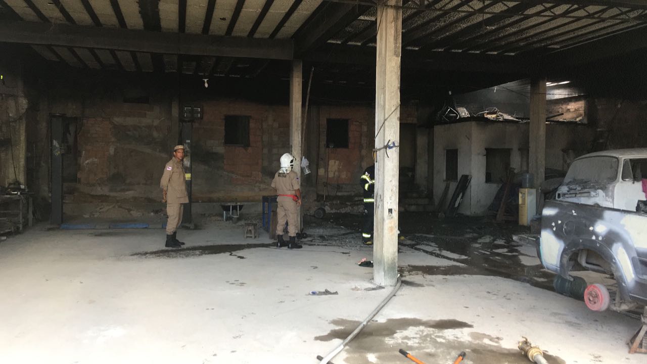 Incêndio destrói parte de oficina em Manaus 