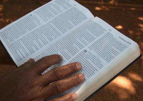 Lei que obrigava ter ao menos uma Bíblia em espaços públicos é derrubada pela Justiça