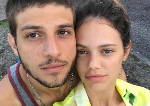 Laura Neiva posta foto nua após fim de noivado com Chay Suede