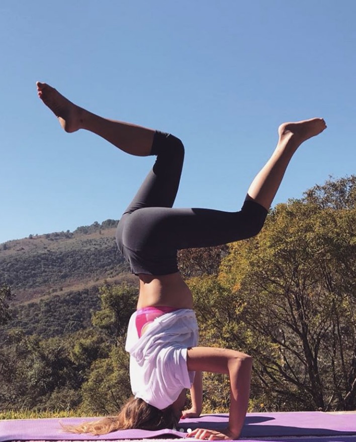 De férias no Brasil, Sasha Meneghel exibe equilíbrio em poses de yoga