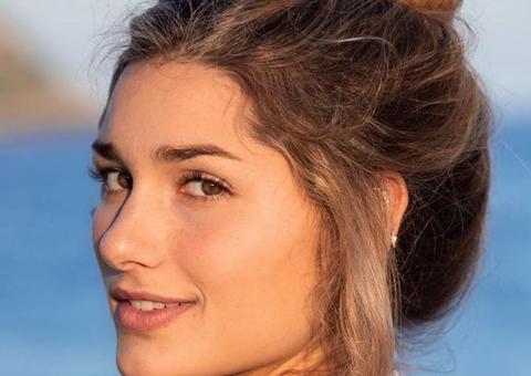 De férias no Brasil, Sasha Meneghel exibe equilíbrio em poses de yoga