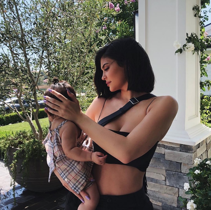 Com filha no colo, Kylie Jenner mostra corpão 5 meses após o parto