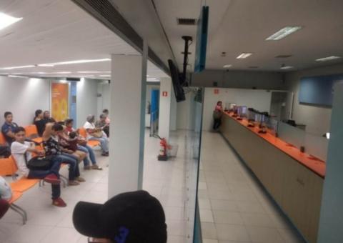 Procon-AM flagra banco descumprindo Lei das Filas e multa agência em Manaus
