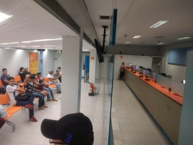 Procon-AM flagra banco descumprindo Lei das Filas e multa agência em Manaus