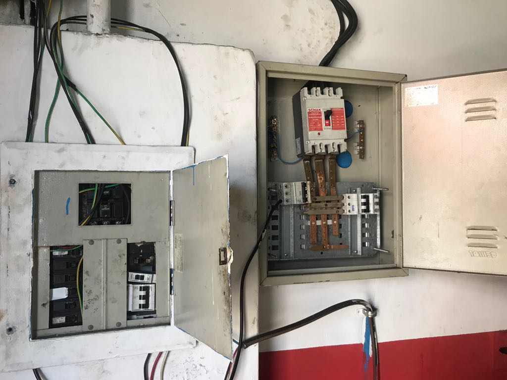 Polícia encontra 'gato' de energia em gráfica de Manaus e dono é preso em flagrante