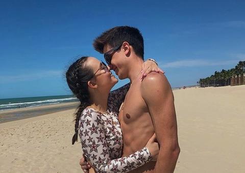  Larissa Manoela exibe anel de compromisso cravejado de brilhantes