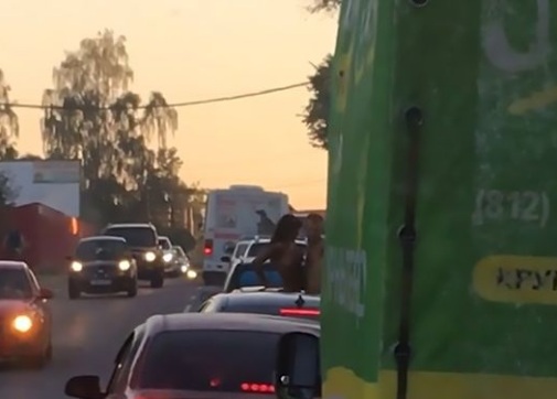 Casal é flagrado no trânsito parado fazendo sexo em teto solar de carro