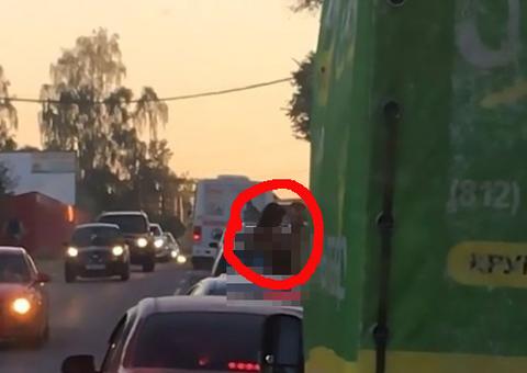 Casal é flagrado no trânsito parado fazendo sexo em teto solar de carro