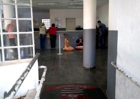 Trio é detido após ser flagrado sem roupa e fazendo meditação na delegacia