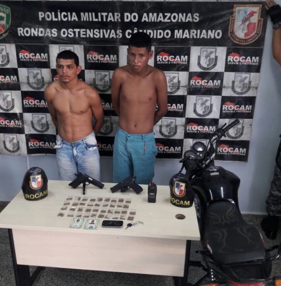 Após perseguição policial, novinhos são presos com drogas e moto roubada em Manaus 