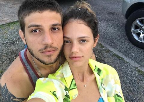 Chay Suede está tendo affair com atriz mais velha nos bastidores de ‘Segundo Sol’