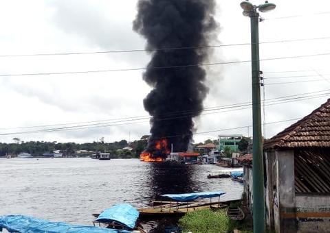 Balsa do Exército pega fogo em porto no Amazonas 