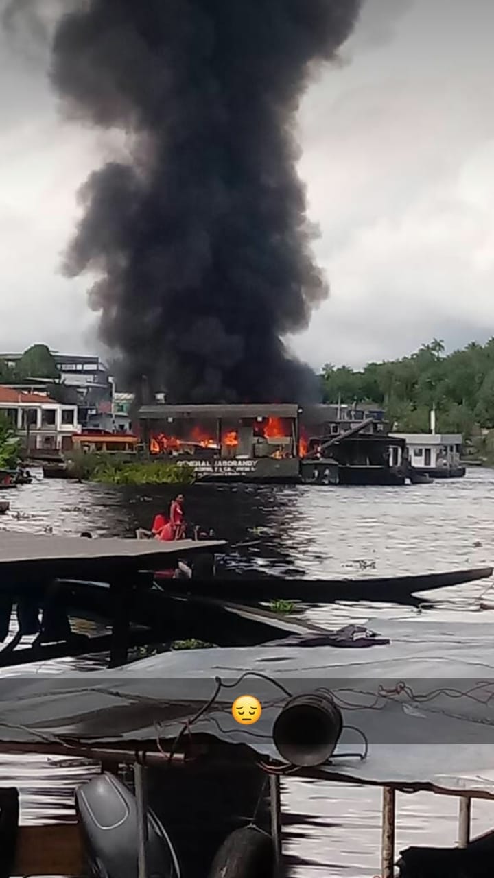 Balsa do Exército pega fogo em porto no Amazonas 