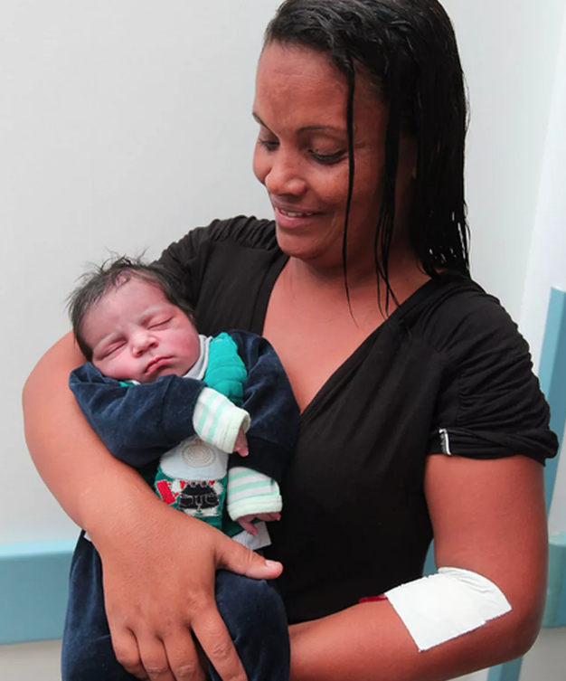  Mulher descobre gravidez com 5 meses e dá luz a 11º filho