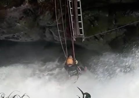 Bombeiros encontram parte de couro cabeludo em cachoeira onde turista desapareceu no Amazonas