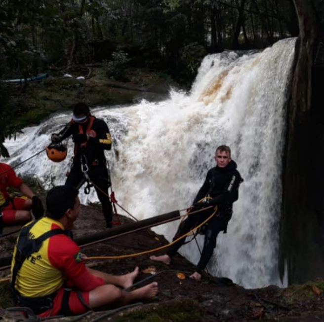 Bombeiros encontram parte de couro cabeludo em cachoeira onde turista desapareceu no Amazonas