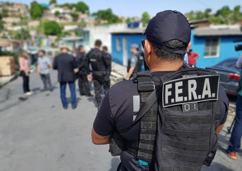 Sob proteção policial, agentes de saúdem retomam trabalhos de vacinação em Manaus