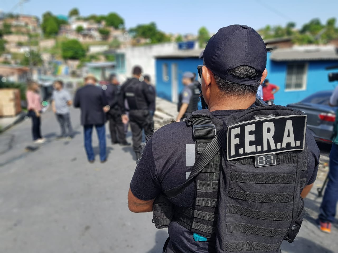 Sob proteção policial, agentes de saúdem retomam trabalhos de vacinação em Manaus