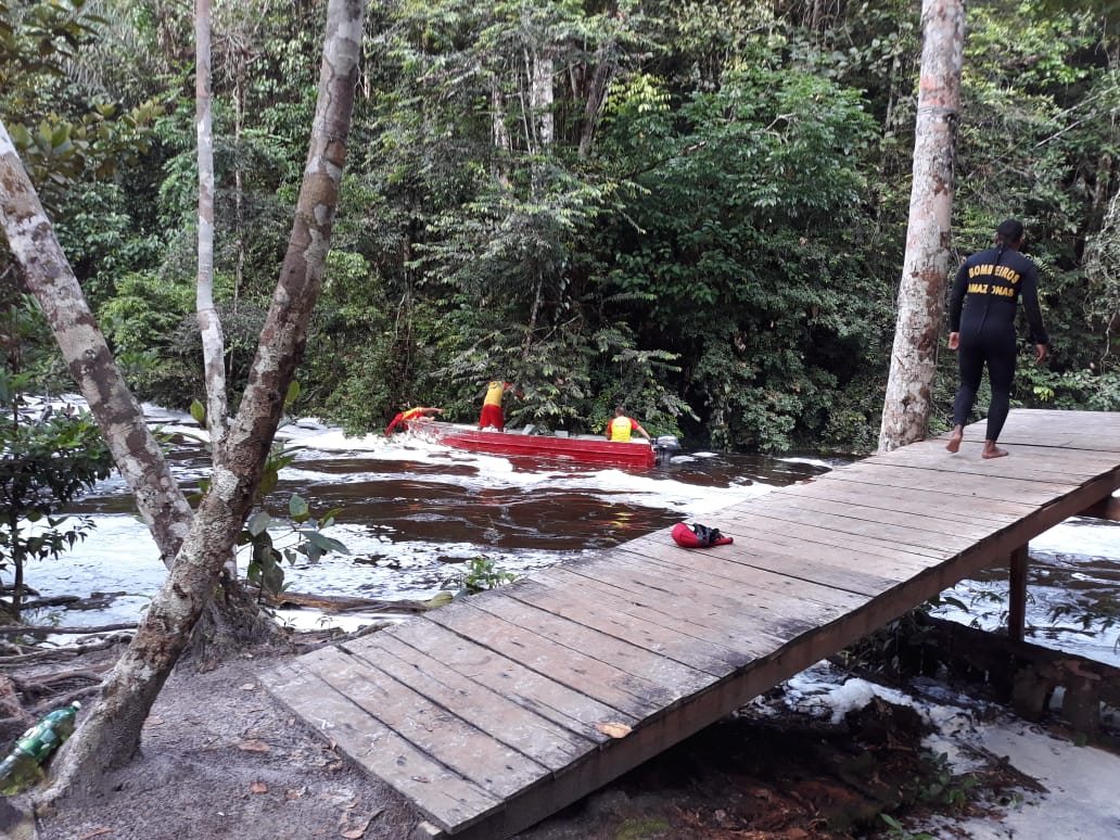Bombeiros intensificam buscas em gruta onde corpo de turista carioca pode estar preso 