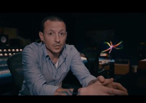 Linkin Park presta homenagem a Chester um ano após morte do cantor