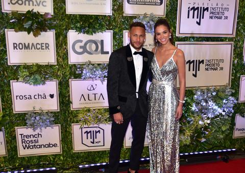 Bruna Marquezine e Neymar unem famílias em evento pela 1ª vez e atriz brilha como primeira-dama