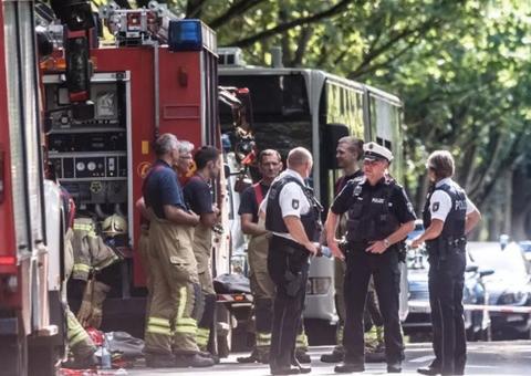 Homem esfaqueia 14 pessoas dentro de ônibus na Alemanha