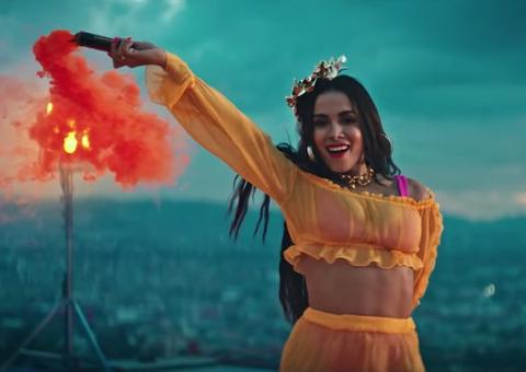 Anitta mostra mistura do Brasil com o mundo em novo clipe, veja ’Medicina’