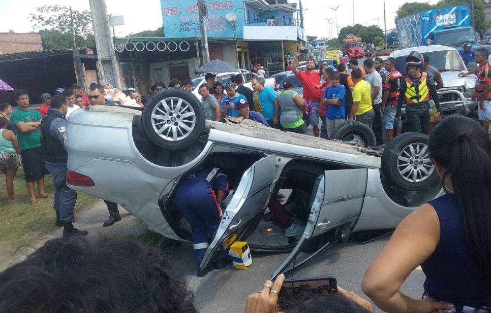 Duas pessoas ficam feridas em acidente de trânsito em Manaus