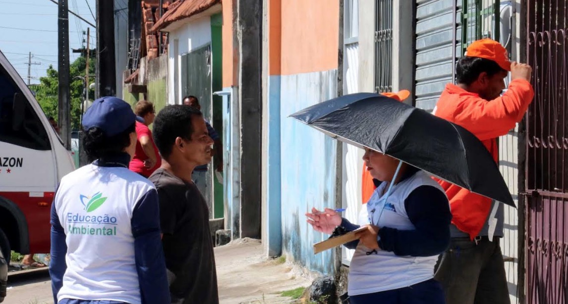 Lixeiras viciadas são retiradas de locais impróprios em avenida de Manaus