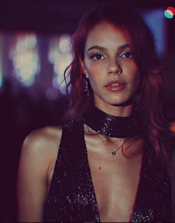  Laura Neiva chama atenção com visual diferente após término com Chay Suede