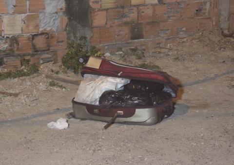 Em Manaus, corpo esquartejado dentro de mala é deixado em rua com bilhete