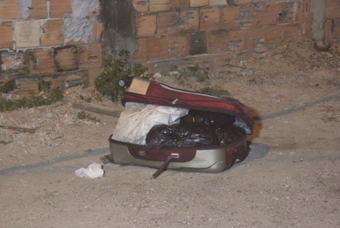 Em Manaus, corpo esquartejado dentro de mala é deixado em rua com bilhete