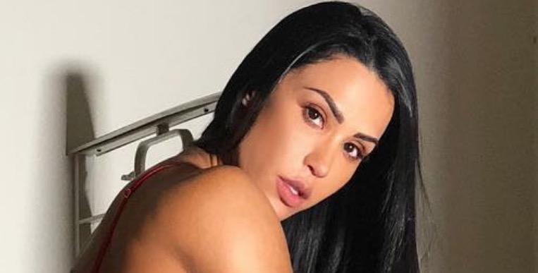 De quatro na parede, Gracyanne Barbosa rebola devagar e incendeia internet