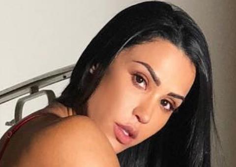 De quatro na parede, Gracyanne Barbosa rebola devagar e incendeia internet