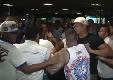 Jogadores do Bahia são agredidos por torcedores em aeroporto