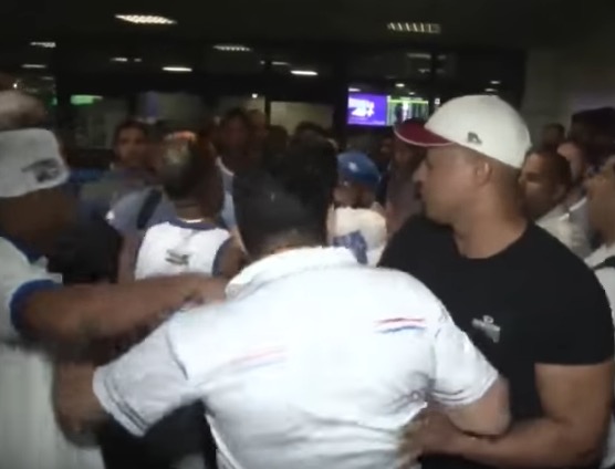 Jogadores do Bahia são agredidos por torcedores em aeroporto