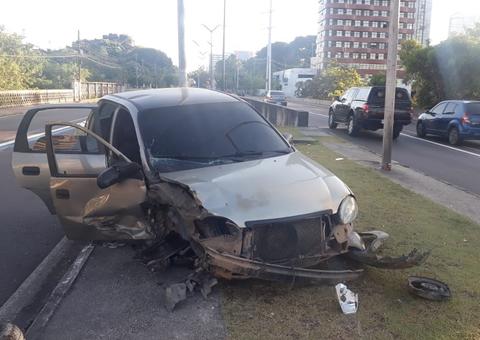 Após acidente, motorista abandona carro em avenida de Manaus e desaparece