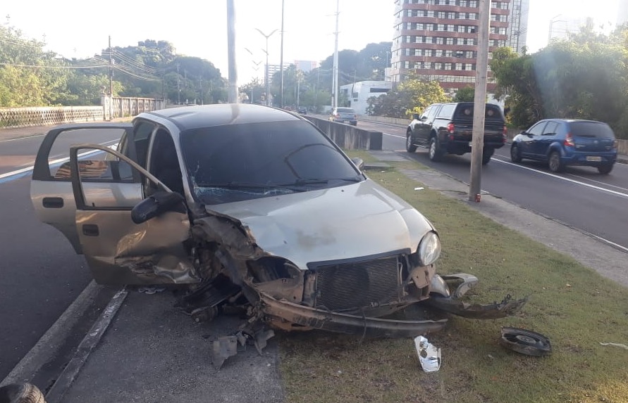 Após acidente, motorista abandona carro em avenida de Manaus e desaparece