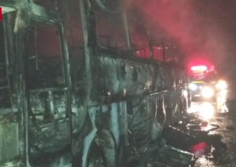 Ônibus com 41 passageiros pega fogo durante viagem 