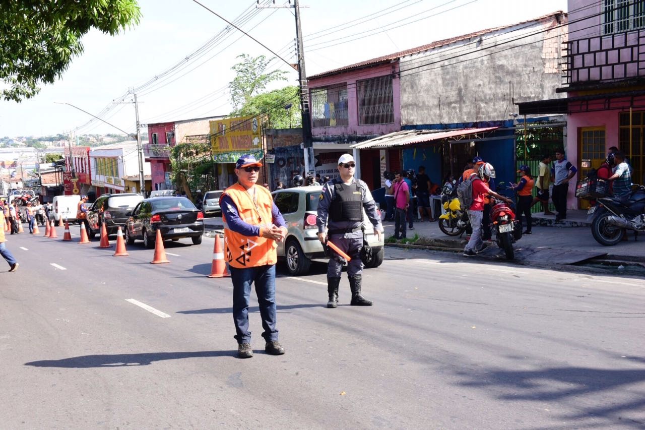 Exército dá apoio a agentes de saúde durante vacinação emergencial em Manaus