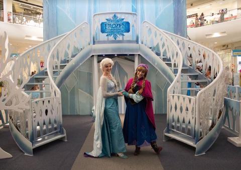 Personagens de Frozen promovem encontro com fãs em shopping de Manaus